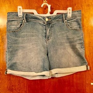 🌟 Lane Bryant Cuffed Denim Shorts - EUC- Size 20